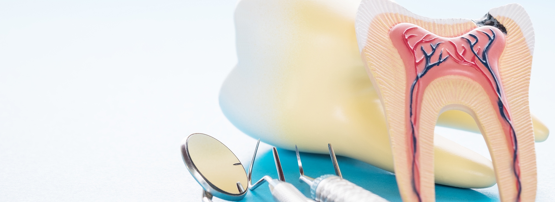 The image shows a close-up of a dental model with a toothbrush and dental floss, placed on a blue surface, accompanied by medical illustrations of oral health.